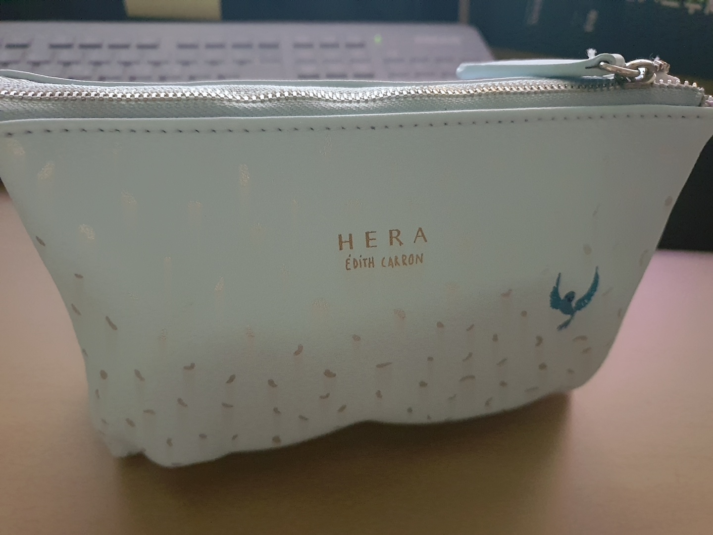 파우치 나눔 받았어요.