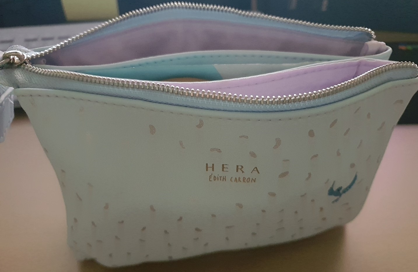 파우치 나눔 받았어요.